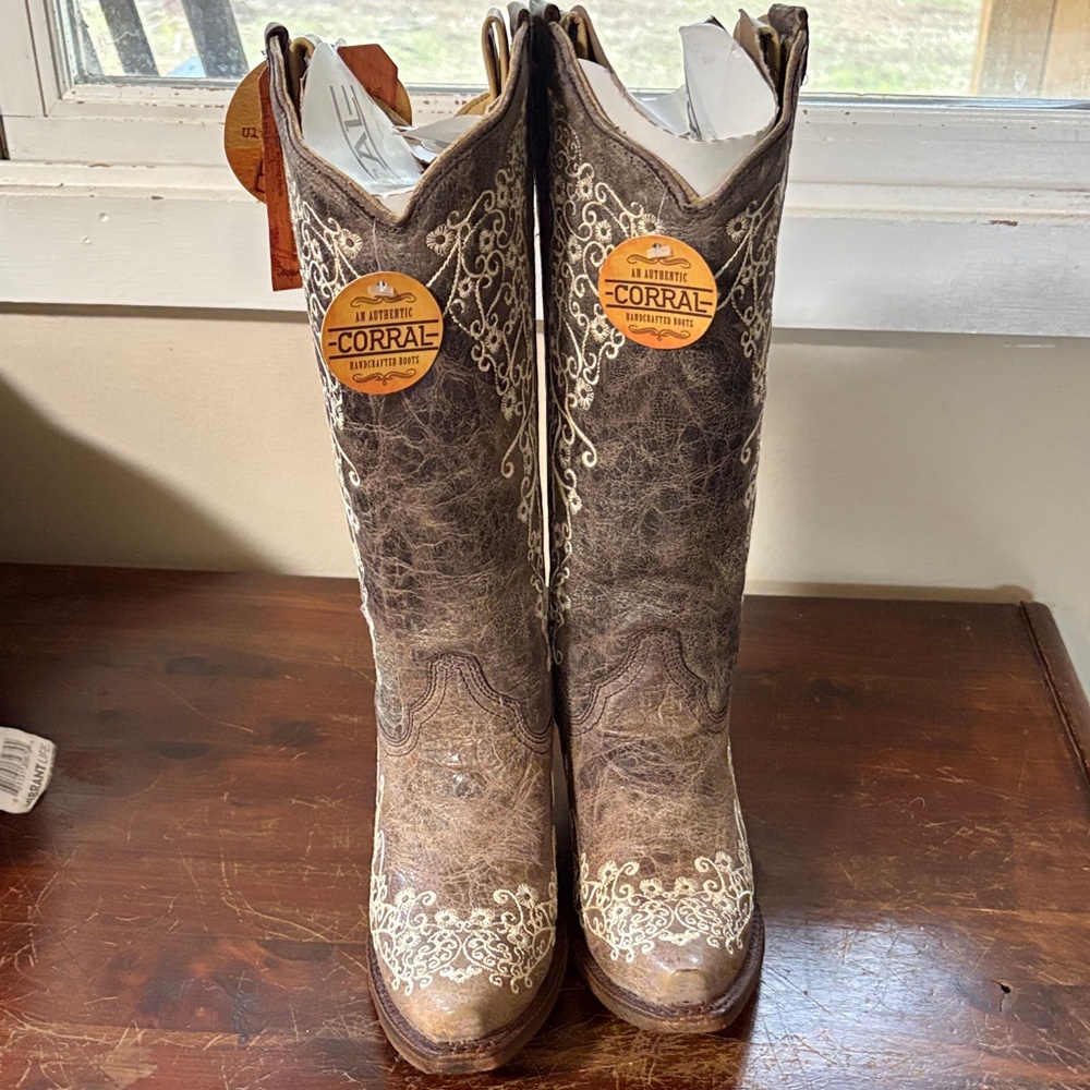 Corral Brown and Cream Embroidered Boots - Picture 6 of 6